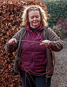 WOLLERTON OLD HALL, SHROPSHIRE: WREATH MAKING BY HEAD GARDENER CLAIRE TATLER, CORNUS SIBERICA TWISTED TOGETHER