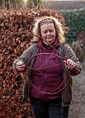 WOLLERTON OLD HALL, SHROPSHIRE: WREATH MAKING BY HEAD GARDENER CLAIRE TATLER, CORNUS SIBERICA TWISTED TOGETHER