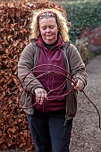 WOLLERTON OLD HALL, SHROPSHIRE: WREATH MAKING BY HEAD GARDENER CLAIRE TATLER, CORNUS SIBERICA TWISTED TOGETHER