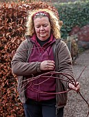 WOLLERTON OLD HALL, SHROPSHIRE: WREATH MAKING BY HEAD GARDENER CLAIRE TATLER, CORNUS SIBERICA STEMS TWISTED TOGETHER