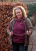 WOLLERTON OLD HALL, SHROPSHIRE: WREATH MAKING BY HEAD GARDENER CLAIRE TATLER, CORNUS SIBERICA STEMS TWISTED TOGETHER