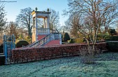 THE LASKETT GARDEN, HEREFORDSHIRE: WINTER, FROST, JANUARY, THE BELVEDERE, BUILDING, LAWN, BEECH HEDGES, HEDGING