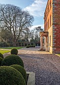 MORTON HALL GARDENS, WORCESTERSHIRE: THE HALL FRONT, CLIPPED TOPIARY, GRAVEL, DRIVE, FEBRUARY