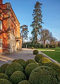 MORTON HALL GARDENS, WORCESTERSHIRE: THE HALL FRONT, CLIPPED TOPIARY, GRAVEL, DRIVE, FEBRUARY