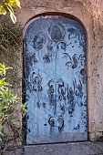 JOHN MASSEY GARDEN, ASHWOOD NURSERIES, WORCESTERSHIRE: ORNATE METAL DOOR INTO GARDEN, MARCH