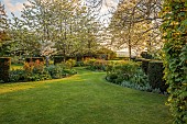DESIGNER ANGEL COLLINS, SPRING, APRIL: LAWN, CLIPPED TOPIARY HEDGES, HEDGING