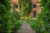 PIE CORNER, HERTFORDSHIRE: FORMAL RILL GARDEN, CANAL, WATER, GRAVEL, CLIPPED TOPIARY, LAVENDER HIDCOTE, POND, POOL, FOUNTAIN, ROSES