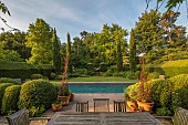 PIE CORNER, HERTFORDSHIRE: FORMAL GARDEN, TABLE, CHAIRS, CLIPPED TOPIARY, SWIMMING POOL, LAWN, TREES