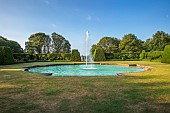 RENISHAW HALL & GARDENS, DERBYSHIRE: VIEW OF HALL FROM THE SWIMMING POOL, FOUNTAIN, YEW HEDGES, HEDGING, LAWN, JUNE