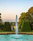 RENISHAW HALL & GARDENS, DERBYSHIRE: STATUES, VITIS COIGNETIAE, THE SWIMMING POOL, FOUNTAIN, YEW HEDGES, HEDGING, LAWN, JUNE