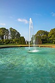RENISHAW HALL & GARDENS, DERBYSHIRE: THE SWIMMING POOL, FOUNTAIN, YEW HEDGES, HEDGING, JUNE