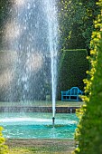 RENISHAW HALL & GARDENS, DERBYSHIRE: THE SWIMMING POOL, FOUNTAIN, YEW HEDGES, HEDGING, LAWN, WOODEN BENCH, JUNE