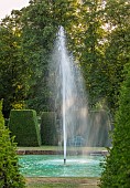 RENISHAW HALL & GARDENS, DERBYSHIRE: THE SWIMMING POOL, FOUNTAIN, YEW HEDGES, HEDGING, LAWN, WOODEN BENCH, JUNE