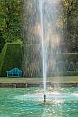 RENISHAW HALL & GARDENS, DERBYSHIRE: THE SWIMMING POOL, FOUNTAIN, YEW HEDGES, HEDGING, LAWN, WOODEN BENCH, JUNE
