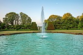 RENISHAW HALL & GARDENS, DERBYSHIRE: THE SWIMMING POOL, FOUNTAIN, YEW HEDGES, HEDGING, LAWN, JUNE