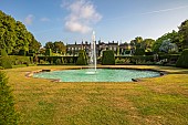 RENISHAW HALL & GARDENS, DERBYSHIRE: THE SWIMMING POOL, FOUNTAIN, YEW HEDGES, HEDGING, LAWN, JUNE