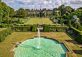 RENISHAW HALL & GARDENS, DERBYSHIRE: THE SWIMMING POOL, FOUNTAIN, YEW HEDGES, HEDGING, LAWN, JUNE