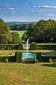 RENISHAW HALL & GARDENS, DERBYSHIRE: THE SWIMMING POOL, FOUNTAIN, YEW HEDGES, HEDGING, LAWN, JUNE