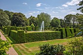 RENISHAW HALL & GARDENS, DERBYSHIRE: THE SWIMMING POOL FROM THE TOP LAWN, FOUNTAIN, YEW HEDGES, HEDGING, WOODEN BENCH, JUNE