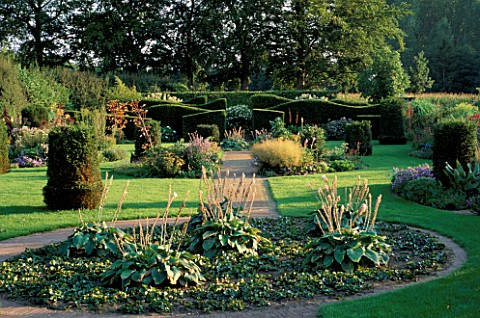 VIEW_DOWN_THE_GARDEN_WITH_UNUSUAL_HEDGING_AND_HOSTAS_DESIGNERS_PIET_AND_ANJA_OUDOLF_AT_HUMMELO__HOLL