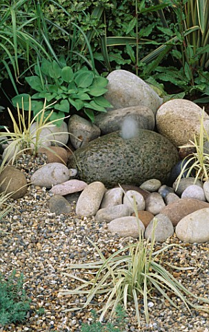 WATER_FEATURE_SIMPLE_STONE_BUBBLE_FOUNTAIN_SURROUNDED_BY_GRAVEL_LAMBETH_HORTICULTURAL_SOCIETY_COURTY
