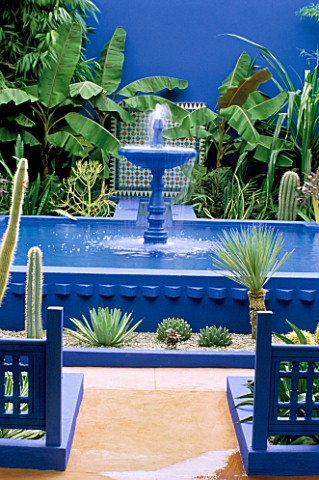 COURTYARD_WITH_BLUE_FOUNTAIN_IN_FRONT_OF_TILE_MOSAIC_IN_THE_MOROCCAN_STYLE_YVES_ST_LAURENT_GARDEN_DE