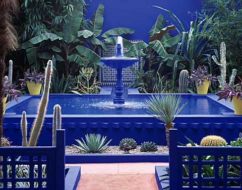 COURTYARD_WITH_BLUE_FOUNTAIN_SURROUNDED_BY_CACTI__IN_THE_MOROCCAN_STYLE_YVES_ST_LAURENT_GARDEN_DESIG