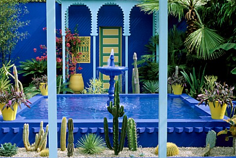 COBALT_BLUE_FOUNTAIN__CACTI__AND_YELLOW_TERRACOTTA_POTS_IN_THE_MOROCCAN_STYLE_YVES_ST_LAURENT_GARDEN