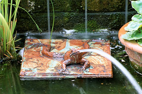 WATER_FEATURE_CERAMIC_TOAD_WATER_SPOUT_DESIGNER_LUCY_SMITH