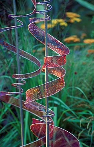 KNITTED_WIRE_SPIRAL_AERIAL_BY_JAN_TRUMAN_IN_THE_CSMA_GARDEN_HAMPTON_COURT_1997
