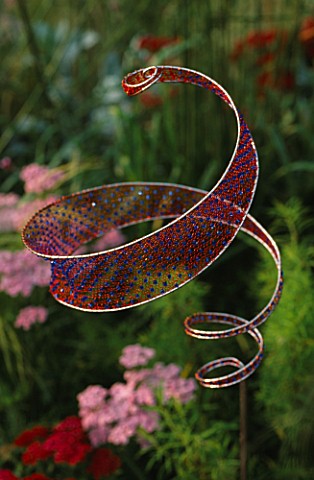 KNITTED_WIRE_SPIRAL_AERIAL_BY_JAN_TRUMAN_IN_THE_CSMA_GARDEN_HAMPTON_COURT_1997