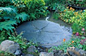 CIRCULAR STONE WATER FEATURE IN THE DAILY TELEGRAPH/AMERICAN EXPRESS GARDEN. DES: SARAH RAVEN. CHELSEA 1998