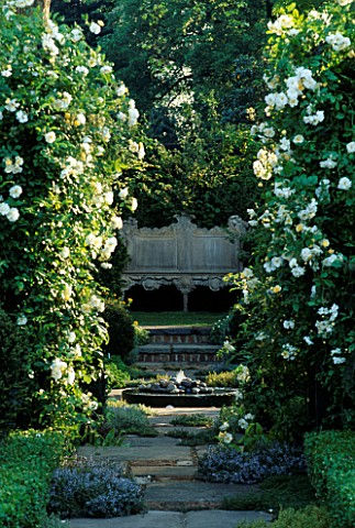 THYME_WALK_TO_WOODEN_SEAT_WITH_WHITE_ROSES_AND_PEBBLE_POOL_CARTIERHARPERS__QUEEN_GARDEN_CHELSEA_98