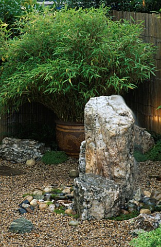 MARBLE_BLOCK_WATER_FOUNTAIN_IN_JAPANESE_GARDEN_WITH_BAMBOO__FARGESIA_MURIELIAE_SIMBA_DESIGN_BY_NATUR