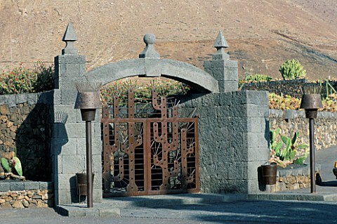 THE_ENTRANCE_GATE_TO_THE_JARDIN_DE_CACTUS__LANZAROTE__CANARY_ISLANDS
