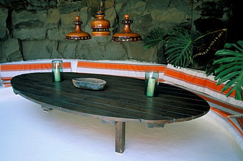 SITTING_AREA_WITH_TABLE_AND_WALL_SEATING_AT_THE_FUNDACION_CESAR_MANRIQUE__LANZAROTE__CANARY_ISLANDS