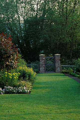 GRASS_PATH_AND_FRONT_GATE_AT_ARROW_COTTAGE__HEREFORDSHIRE