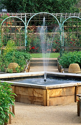 RAISED_FOUNTAIN_IN_THE_CENTRE_OF__THE_MEDIAEVAL_HERB_GARDEN_THE_ABBEY_HOUSE__WILTSHIRE