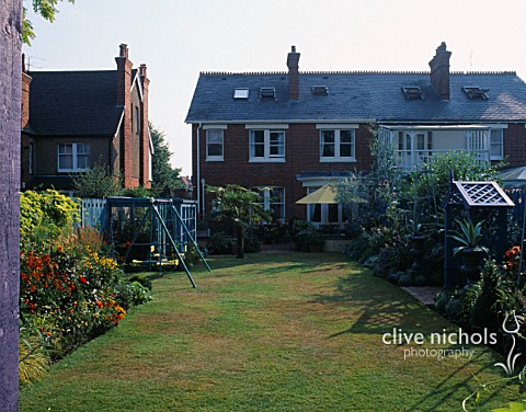 VIEW_FROM_THE_BACK_OF_THE_NICHOLS_GARDEN_IN_READING_BLUE_FENCES__COVERED_SEAT_PAINTED_MAUVE_AND_SWIN