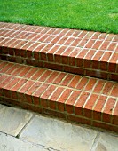 DETAIL OF BRICK STEPS LEADING TO THE LAWN. MODERNISTS TOWN GARDEN DESIGNED BY CHRISTOPHER BRADLEY-HOLE