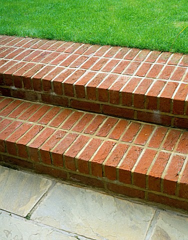 DETAIL_OF_BRICK_STEPS_LEADING_TO_THE_LAWN_MODERNISTS_TOWN_GARDEN_DESIGNED_BY_CHRISTOPHER_BRADLEYHOLE