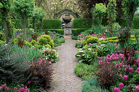 PATH_BETWEEN_BORDERS_OF_HYACINTH_AMETHYST_AND_BERGENIA_TO_THE_OLD_STONE_NILEOMETER_LORD_LEYCESTER_HO