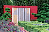 SUNKEN FOUNTAIN IN CLIPPED BOX WITH CLOUD HEDGING  CONCRETE WATER FEATURE & MIXED BORDER. GARDENS ILLUSTRATEDS EVOLUTION DESIGNED BY PIET OUDOLF & ARNE MAYNARD. CHELSEA 2000