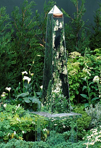MIRRORED_OBELISK_STANDS_IN_MIXED_WHITE_BORDER_WITH_HOSTAS__LILIUM_AND_DIGITALIS_HOMES__GARDENS_THE_G