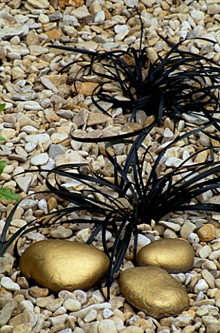 GRAVEL_WITH_OPHIOPOGON_NIGRESCENS_AND_GOLD_PAINTED_PEBBLES_DESIGNER_CLARE_MATTHEWS