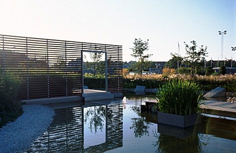 VIEW_ACROSS_MINIMALIST_WATER_GARDEN_WITH_FOUNTAIN_AND_TRANSPARENT_SCREEN_DESIGNED_BY_ULF_NORDFJELL_H