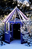 PURPLE GAZEBO IN THE NICHOLS GARDEN AT 69  ALBERT ROAD  READING  COVERED WITH SNOW