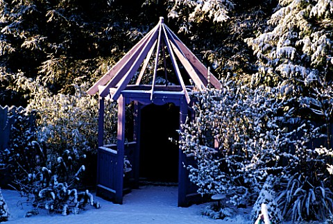 PURPLE_GAZEBO_IN_THE_NICHOLS_GARDEN_AT_69__ALBERT_ROAD__READING__COVERED_WITH_SNOW