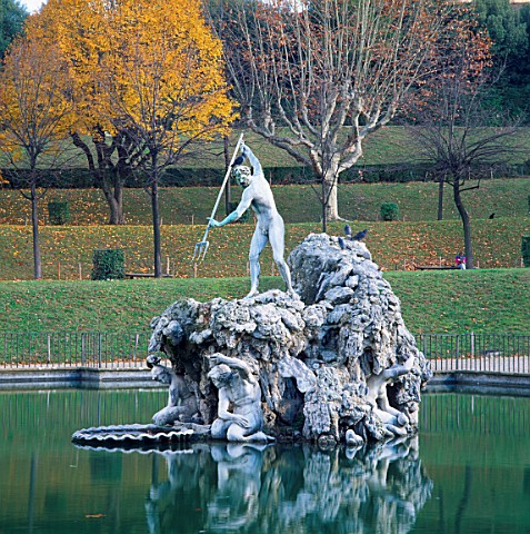 THE_FOUNTAIN_OF_NEPTUNE_BY_STOLDO_LORENZI_1565_STANDS_IN_THE_CENTRE_OF_TRIBOLOS_POOL__BOBOLI_GARDENS
