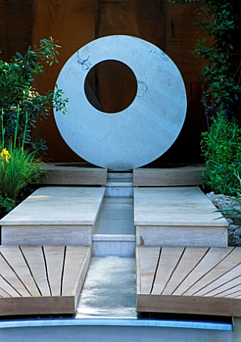 RILL_WITH_DECKING_AND_CONCRETE_CIRCULAR_WATER_FEATURE_CIRC_GARDEN__CHELSEA_2001__DESIGNER_ANDY_STURG